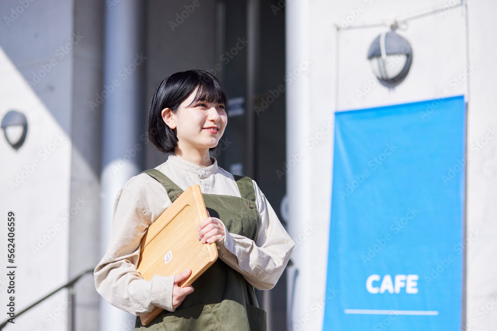 カフェで働く若い日本人の女性