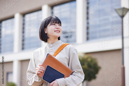 Slika na platnu キャンパスライフを楽しむ日本人の大学生