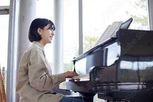 Canvastavla ピアノを演奏する若い日本人女性
