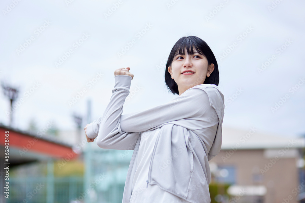 Fototapeta premium 運動する若い日本人女性