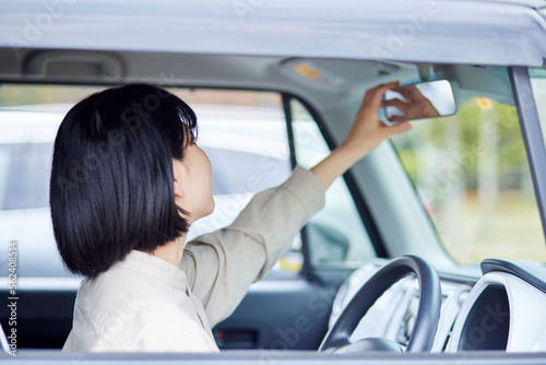 車の運転をする若い日本人女性 © west_photo