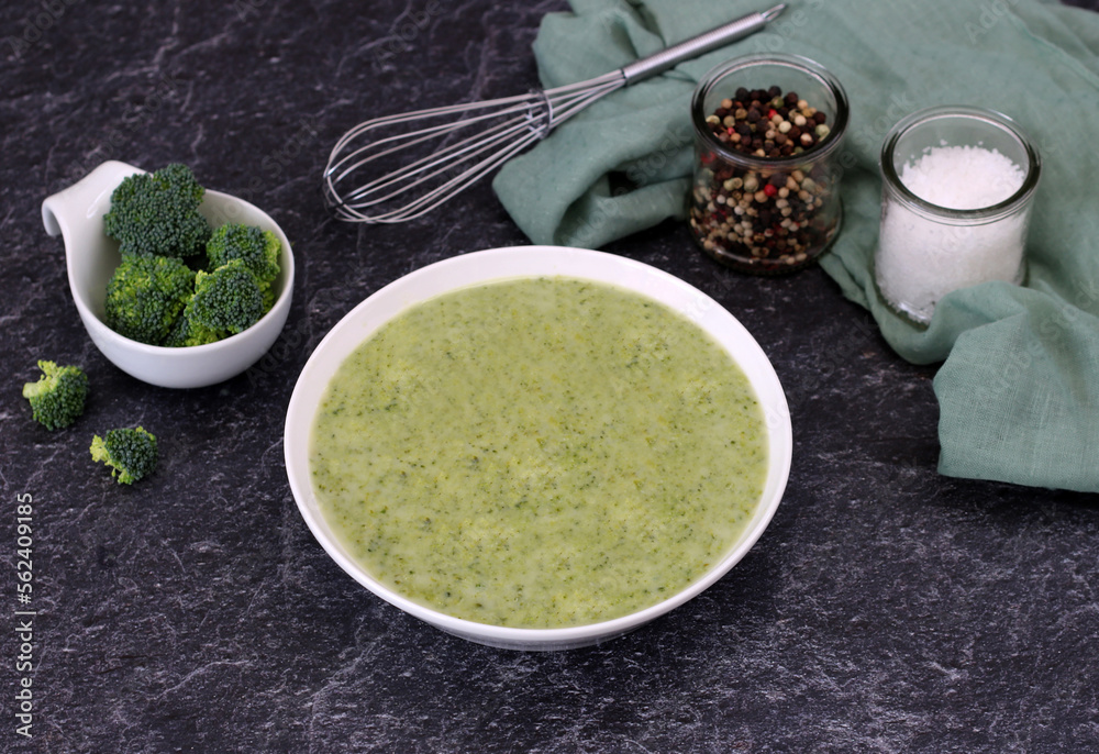 Brokkolisuppe in einer weissen Schüssel. Brokkolisuppe in einer weissen Schüssel.