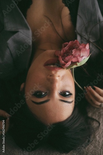 Mujer maquillaje con rosa 