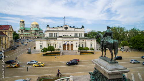 Fotografija The building of the Bulgarian Parliament, the monument of Tsar Liberator on right and St