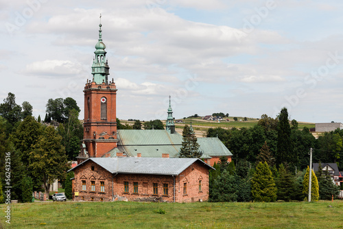 Widok na kościół w Sułoszowie