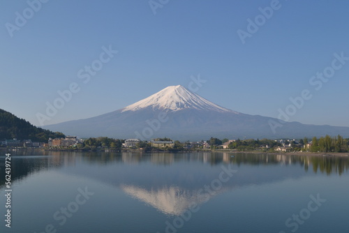 河口湖から見た昼間の富士山