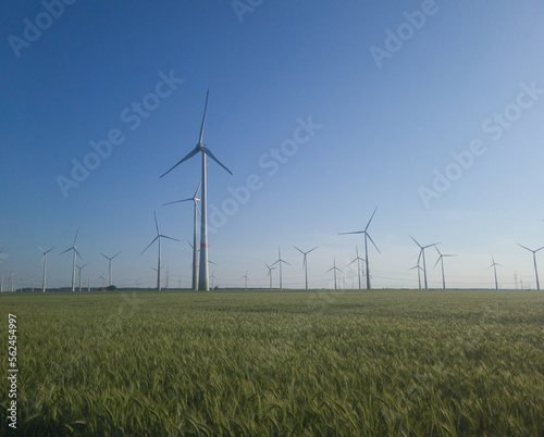 Windrad - Park bei Soest, Deutschland, blauer Himmel, Kornfeld