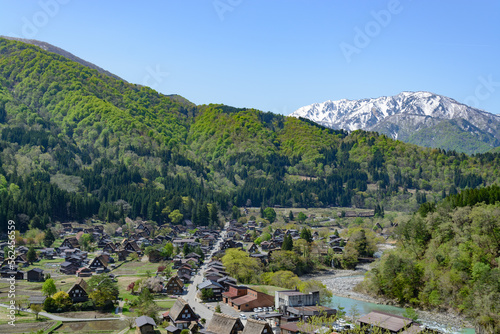 城山天守閣展望台から見た白川郷の合掌造りの集落