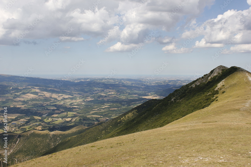 panorama dal monte Catria verso il mare