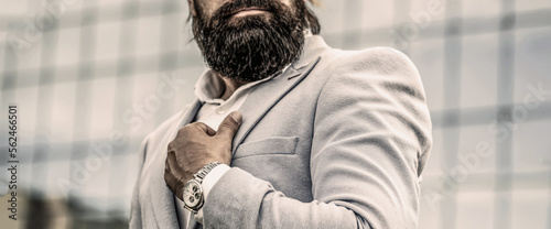 Fotografi Man holds his watch