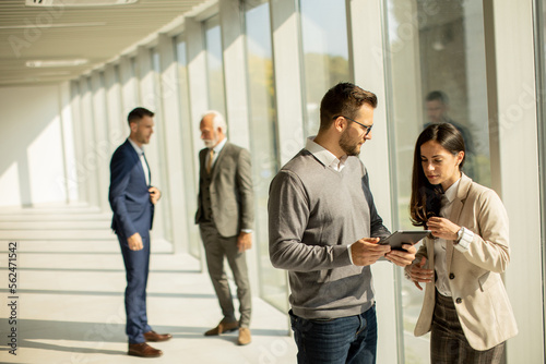 Young modern business peopl...