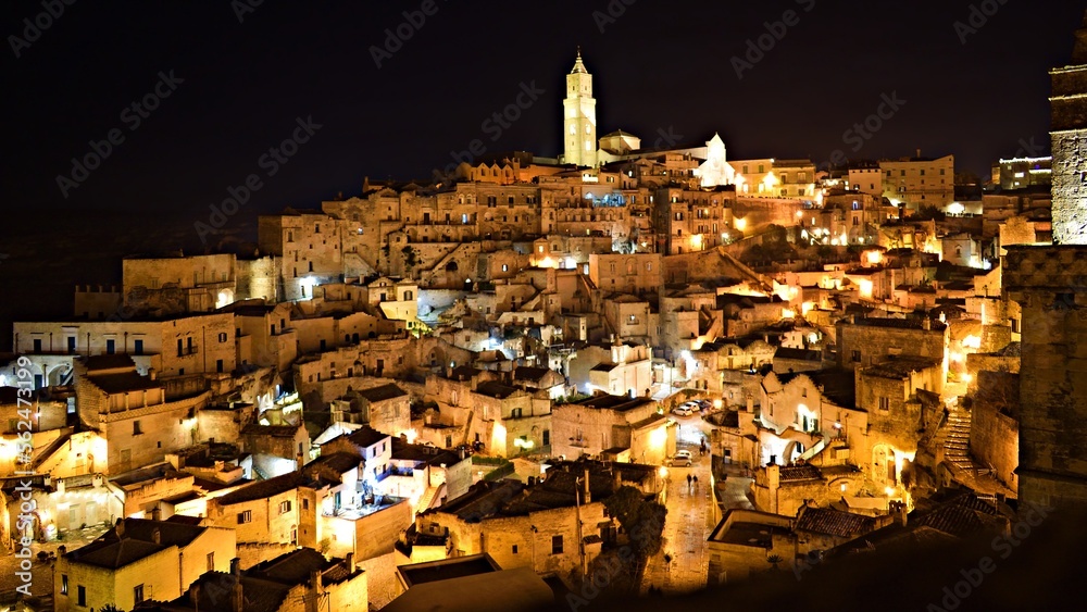 Obraz premium night landscape of the famous Sassi di Matera carved into the rock in Basilicata, Italy