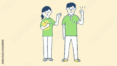 笑顔で案内をする男女のスタッフ　全身
