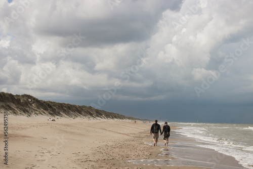 silhouette d'un couple en train de marcher en amoureux sur la plage