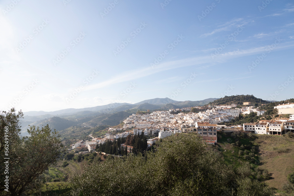 vistas a distancia de un pueblo de montaña Almogá en el sur de España en la provincia de Málaga rodeado de montañas.