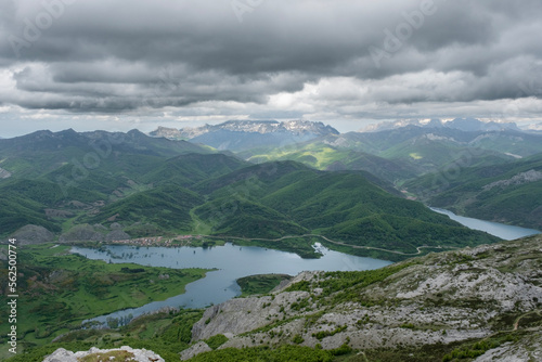 Bild auf Leinwand Green mountain landscape