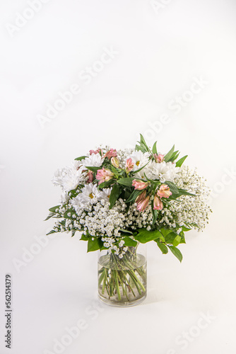 Obraz na płótnie flower arrangement on white background w salonie