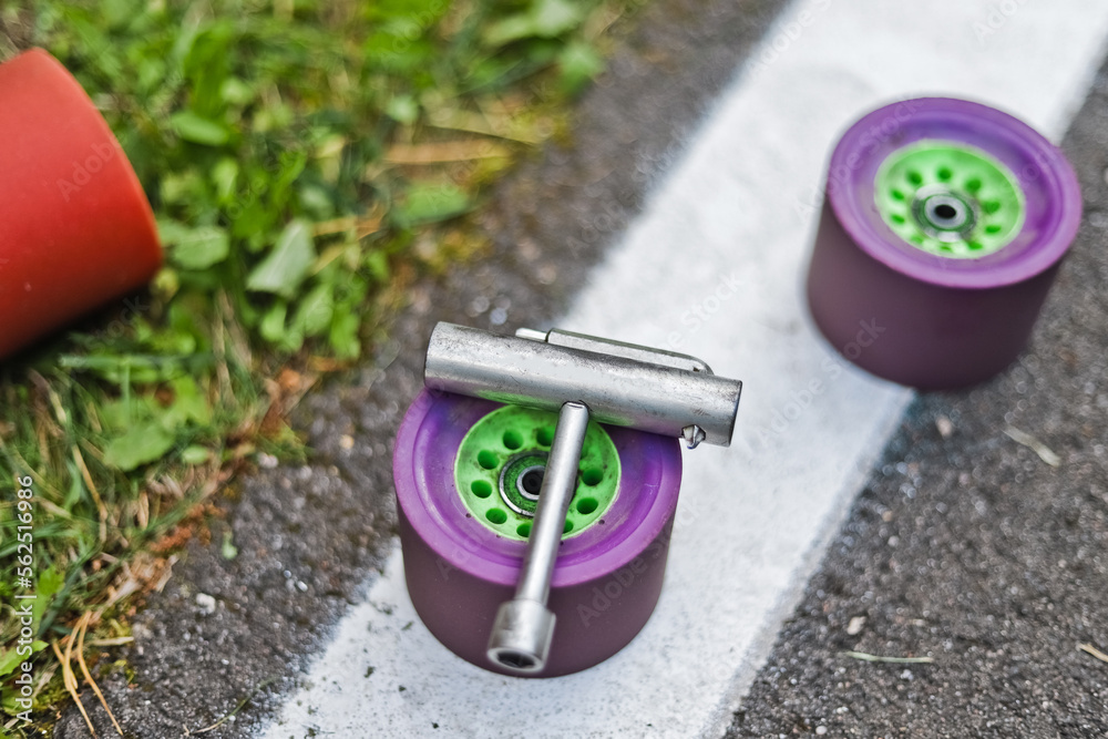 wheels for longboard on asphalt and repair tool