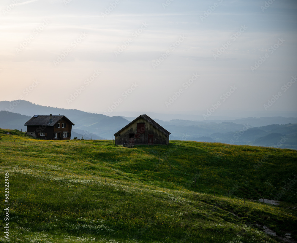 Hütten in der Schweizer Landschaft