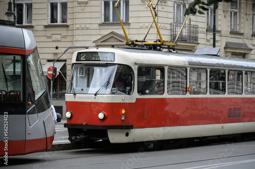Alte Straßenbahn fährt durch die Straßen der touristischen Stadt