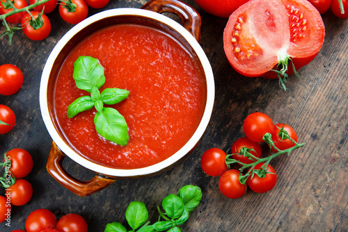 Zupa krem z pomidorów z bazylią