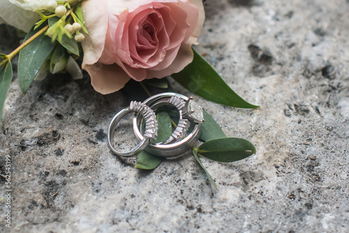 Obraz na płótnie Wedding band placed on coral rock and flowers w salonie