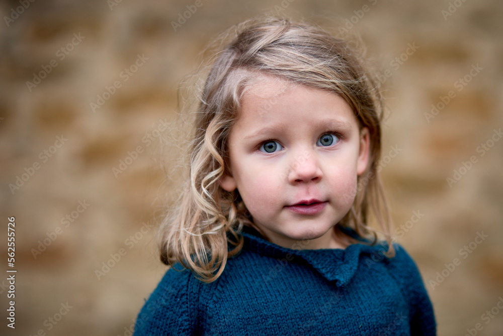 portrait de jeune fille de 4 ans en lumière naturelle portrait de jeune fille de 4 ans en lumière naturelle