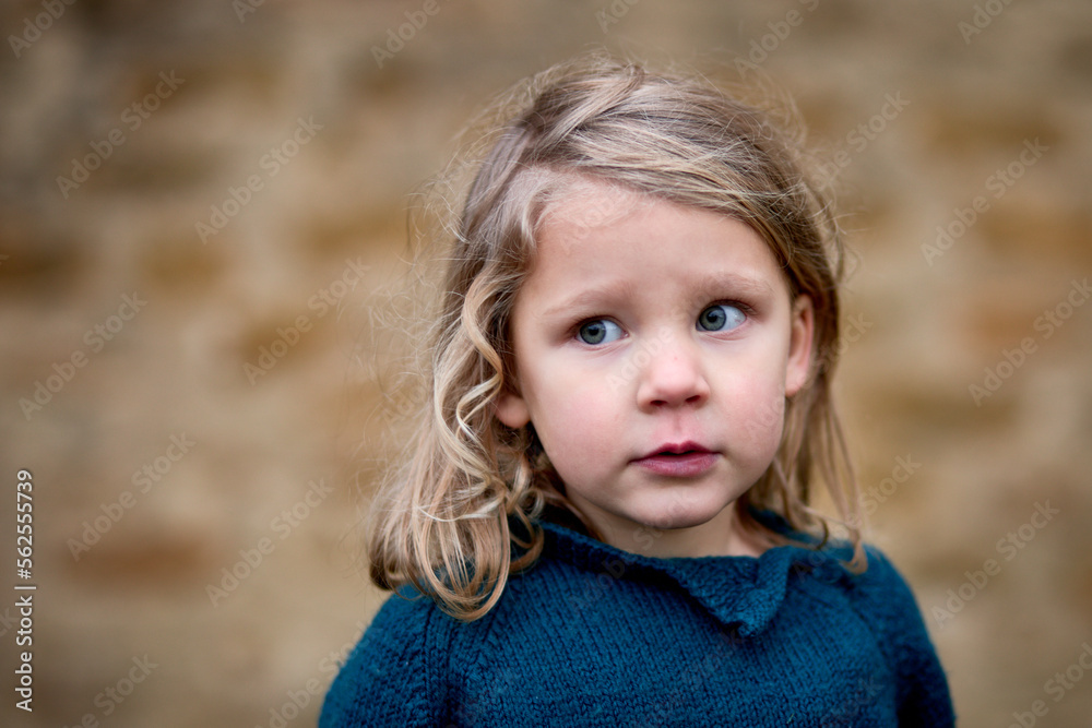 portrait de jeune fille de 4 ans en lumière naturelle portrait de jeune fille de 4 ans en lumière naturelle