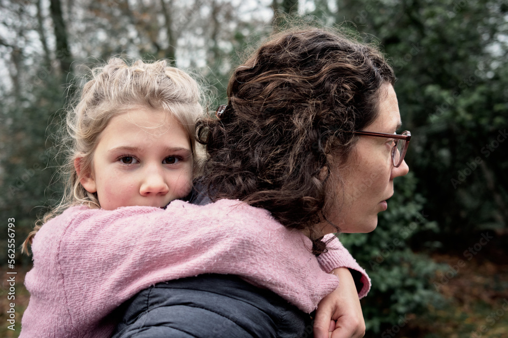 Le fardeau de l'amour, une mère et sa fille partagent un moment intime