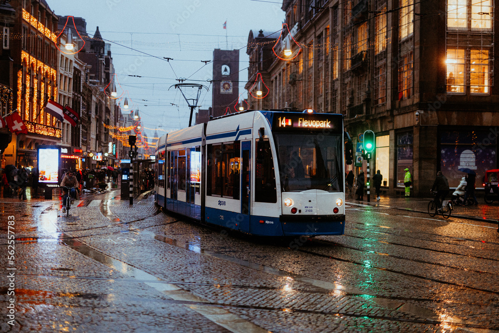 Obraz premium Niederlande | Amsterdam, Straßenbahn am Dam