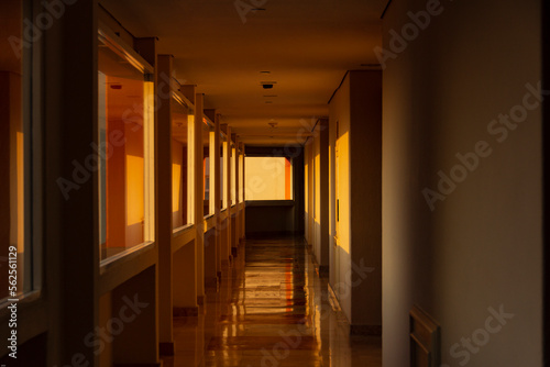 Bild auf Leinwand Perspectiva de un corredor moderno con fuertes contrastes de luz y sombras geomé