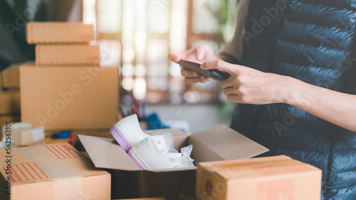 Foto Startups or Small Business Entrepreneurs, Pack products for delivery, manage ord