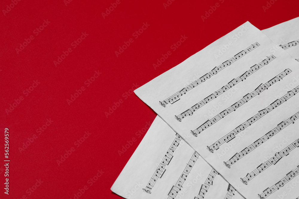 Naklejka premium Note sheets on red background, space for text