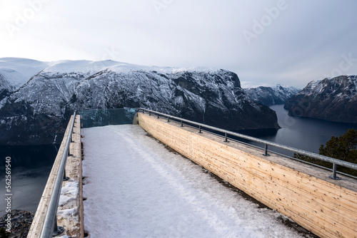 Aussicht Stegastein über den Aurlandsfjord in Norwegen.