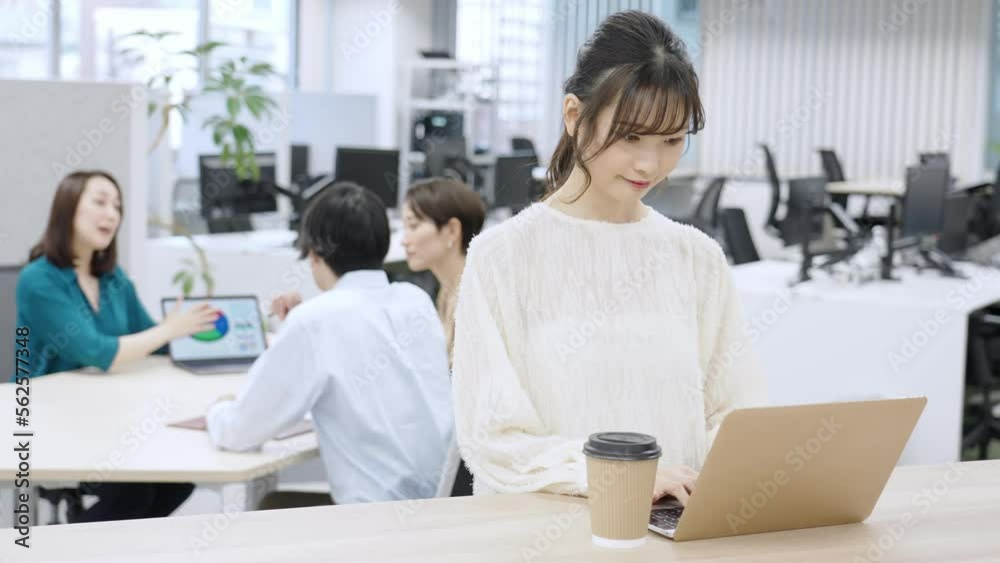 スタンディングデスクで働くビジネスウーマン スタンディングデスクで働くビジネスウーマン