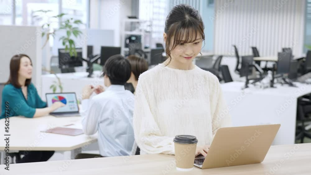 スタンディングデスクで働くビジネスウーマン スタンディングデスクで働くビジネスウーマン