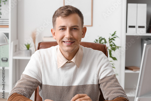 Young businessman smiling i...