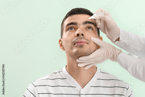 Ophthalmologist putting dro...