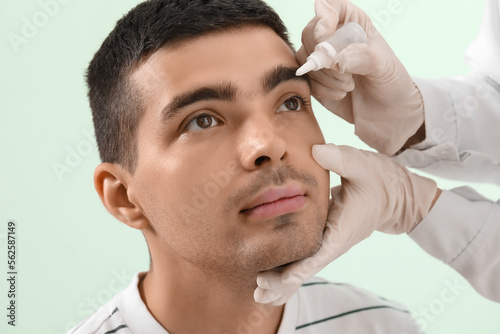 Ophthalmologist putting dro...