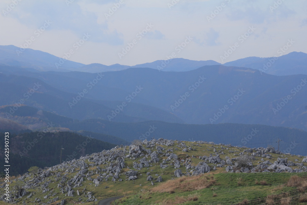 Naklejka premium 四国カルスト カルスト台地と青空と白い雲 