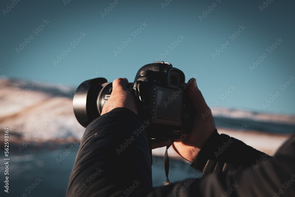 Obraz premium photographer photographs the sunset on the mountains
