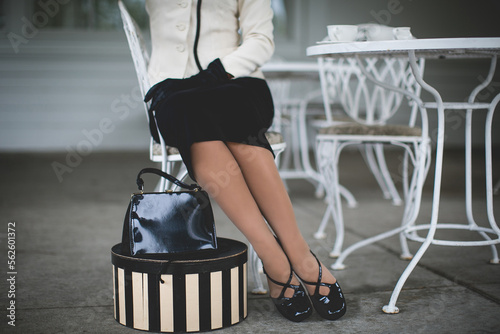 Photos woman in a black and white vintage outfit with hat box