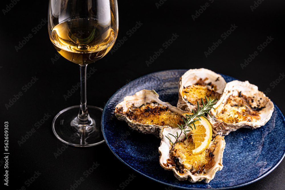 新鮮な牡蠣のグラタンと白ワイン