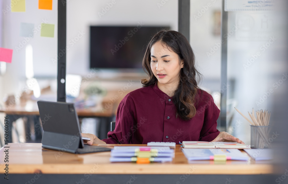 Business female employee with many conflicting priorities arranging sticky notes commenting and brainstorming on work priorities colleague in a modern office.
Business female employee with many conflicting priorities arranging sticky notes commenting and brainstorming on work priorities colleague in a modern office.