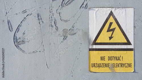 Schild mit der polnischen Aufschrift: Nie Dotykac ! Urzadzenie Elektryczne. Nicht berühren! Elektrisches Gerät
