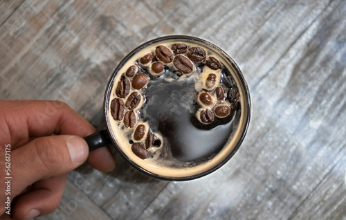 taza de cafe con granos de cafe caliente