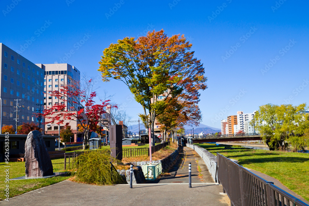 Naklejka premium Mount Iwate scene with buildings and promenade at Katakami river in Morioka city, Iwate prefecture, Tohoku, Japan.