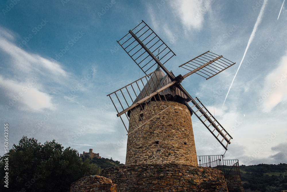 Un vieux moulin à vent sur une colline. Un ancien moulin à vent médiéval et des nuages. Le moulin à vent de Collioure