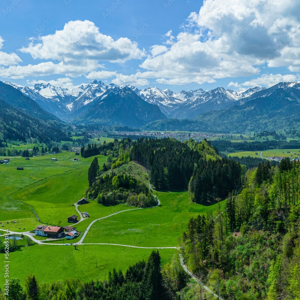 Blick ins Oberallgäu auf Oberstdorf und die Allgäuer Hochalpen im Frühling Blick ins Oberallgäu auf Oberstdorf und die Allgäuer Hochalpen im Frühling