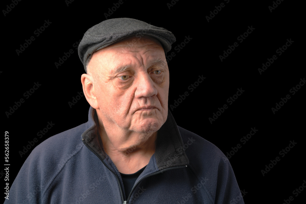 portrait homme âgé avec béret expression de tristesse sur fond noir